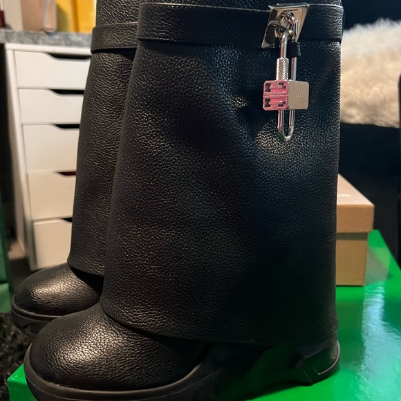 Givenchy Shark Lock Biker ankle boots in grained leather - Picture 3 of 6